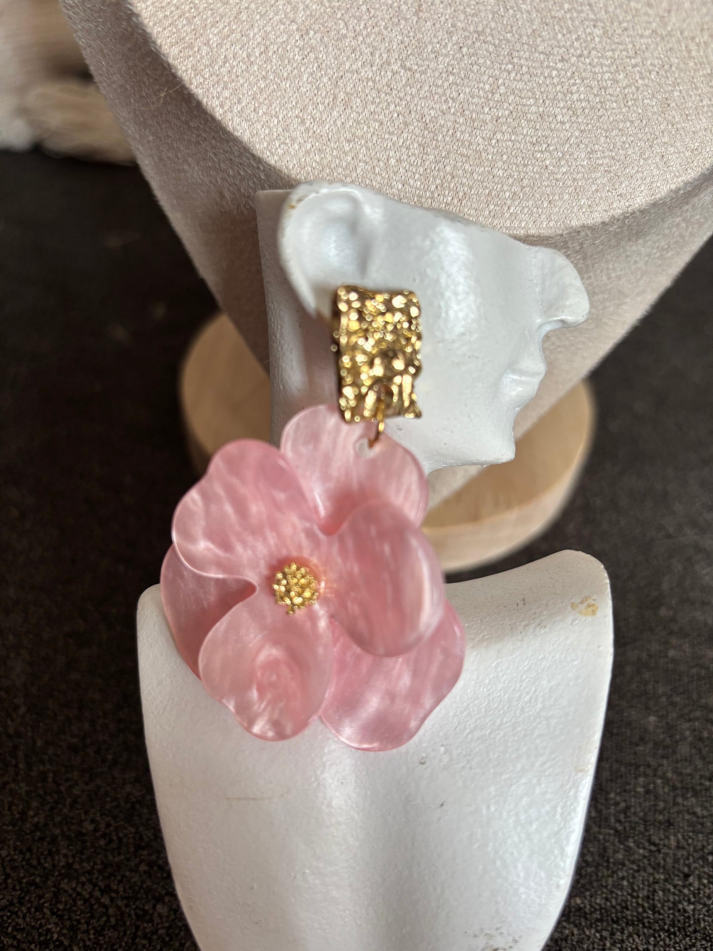 Boucles d’oreilles florales  rose avec finition dorée