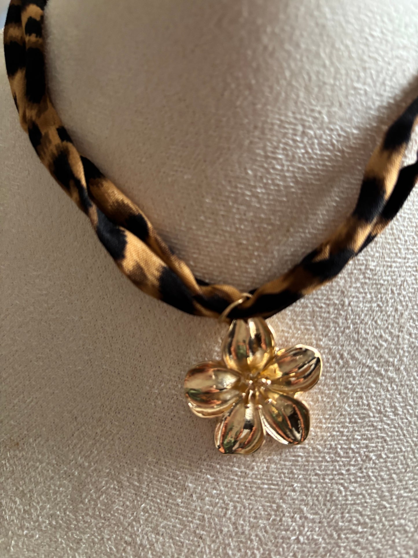 Collier fil léopard et pendentif fleur en acier inoxydable