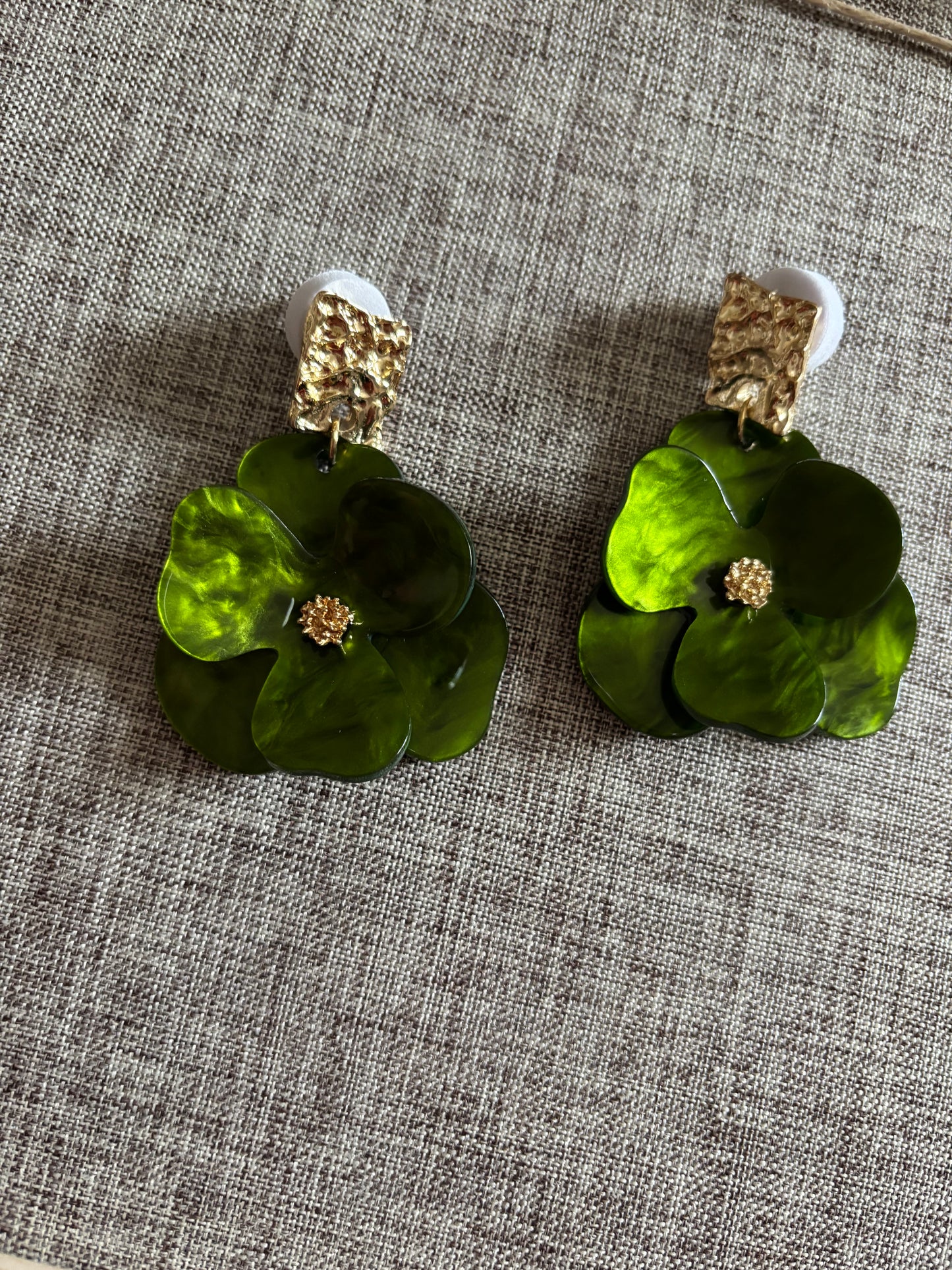 Boucles d’oreilles florales vert émeraude avec finition dorée