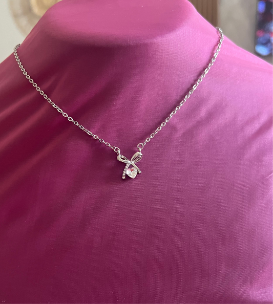 Collier Argenté avec Pendentif Nœud & Cœur– Élégance Féminine