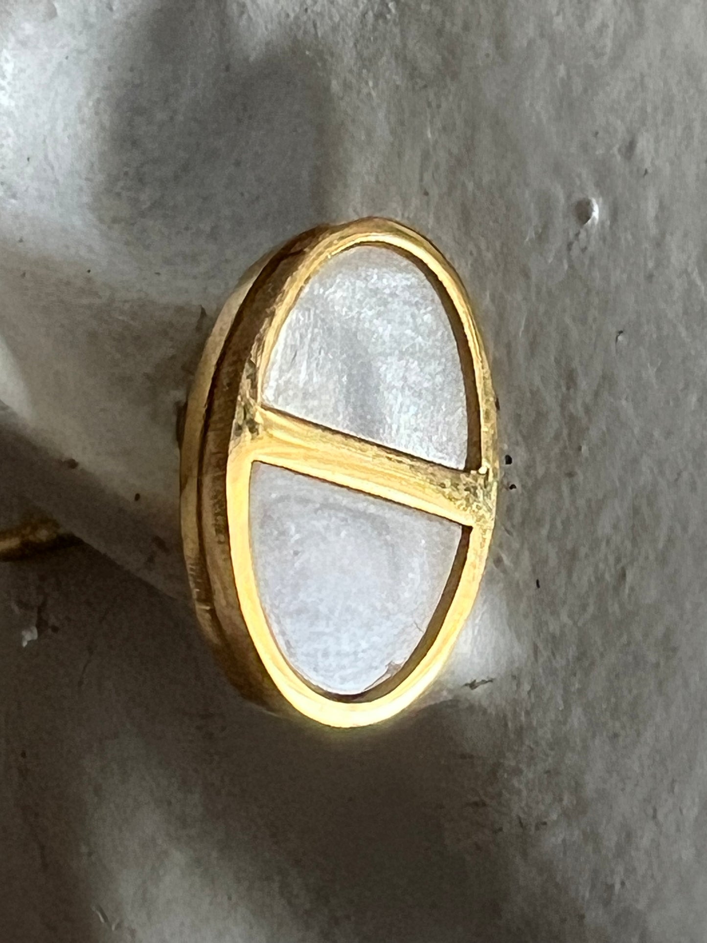 Boucles d’Oreilles Bouton – Minimalisme Doré