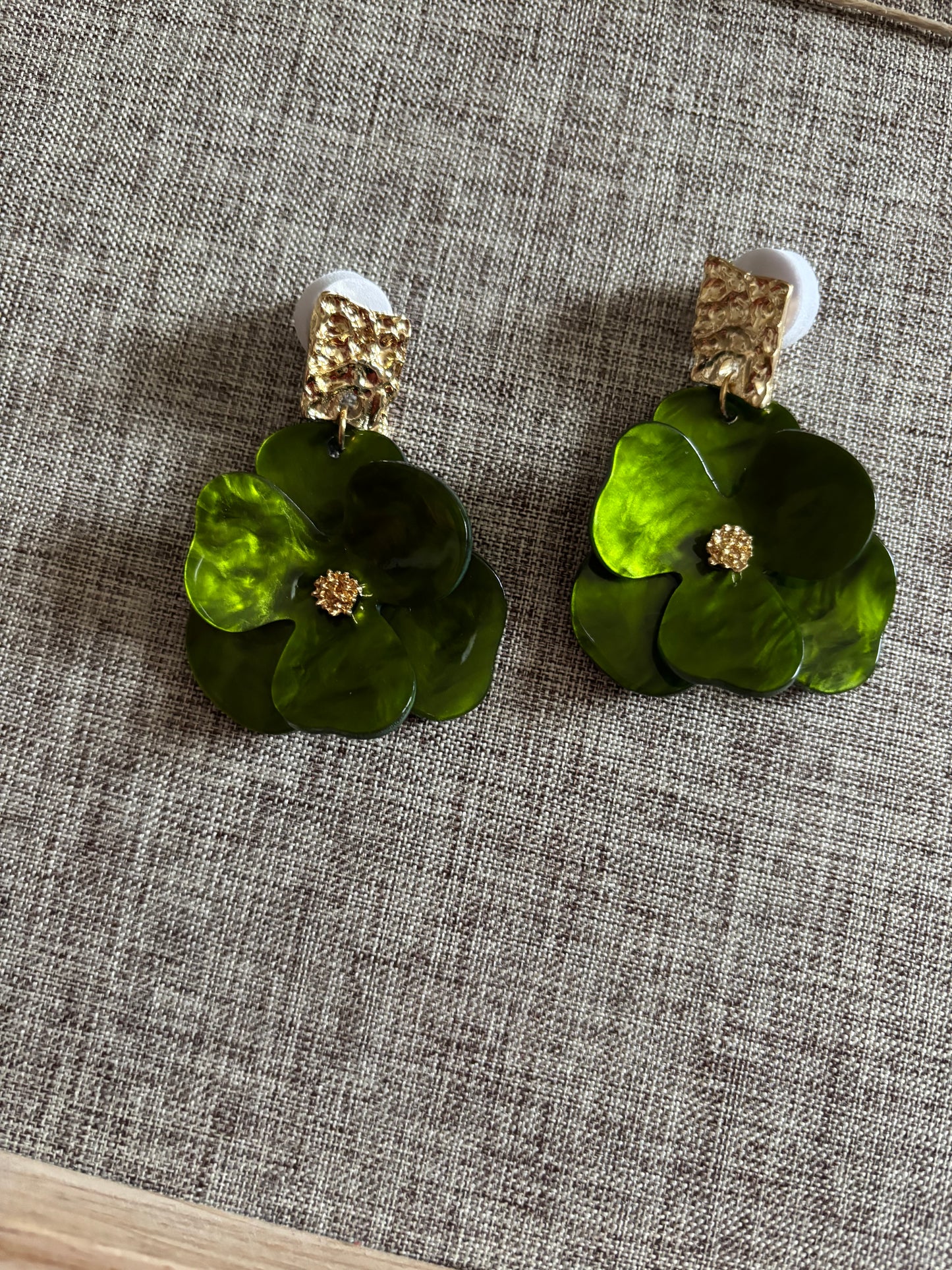 Boucles d’oreilles florales vert émeraude avec finition dorée