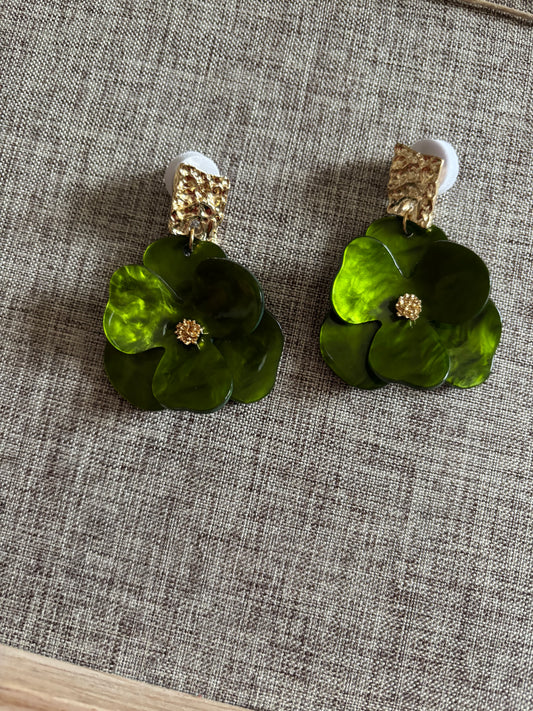 Boucles d’oreilles florales vert émeraude avec finition dorée