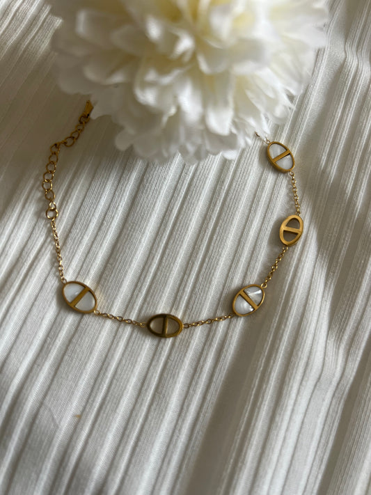 Bracelet“Épure Dorée” – Cercle Intemporel