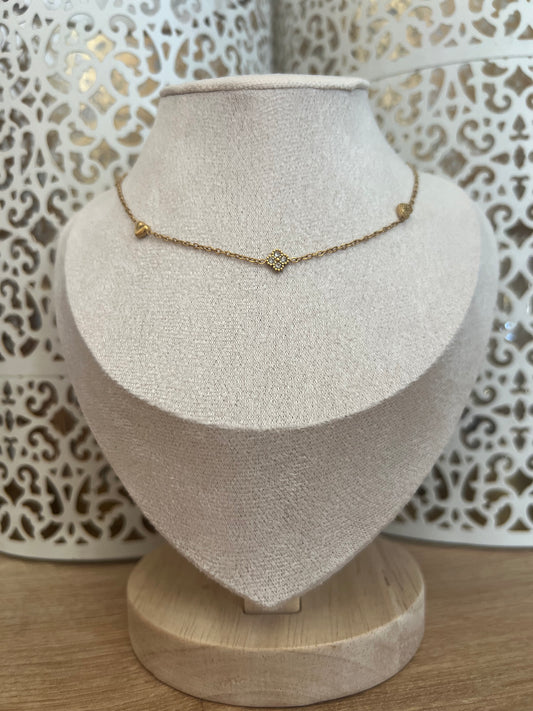 Collier Fin Doré à Charms Cœurs & Fleurs Sertis – Élégance Discrète