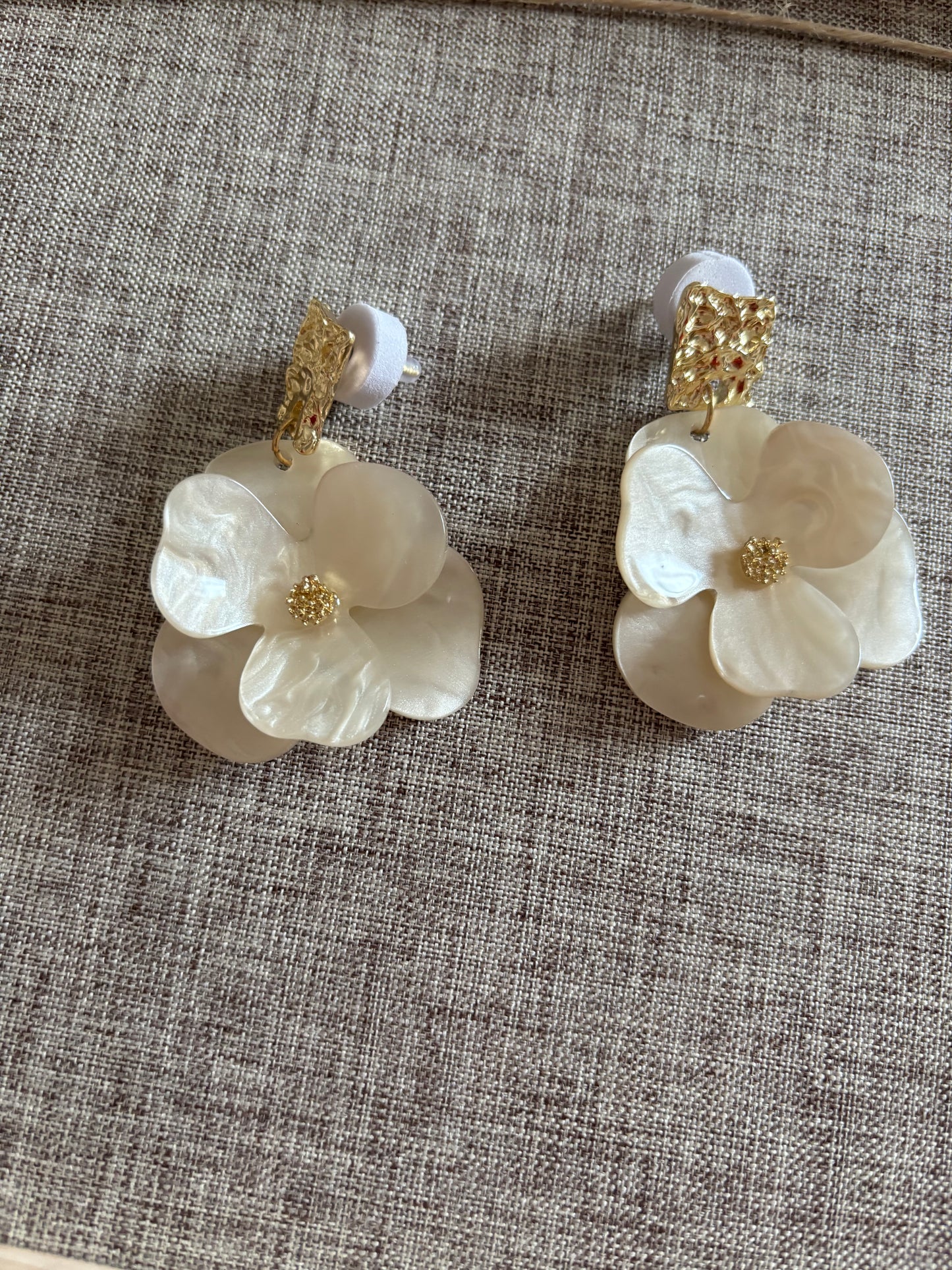 Boucles d’oreilles florales  beiges avec finition dorée