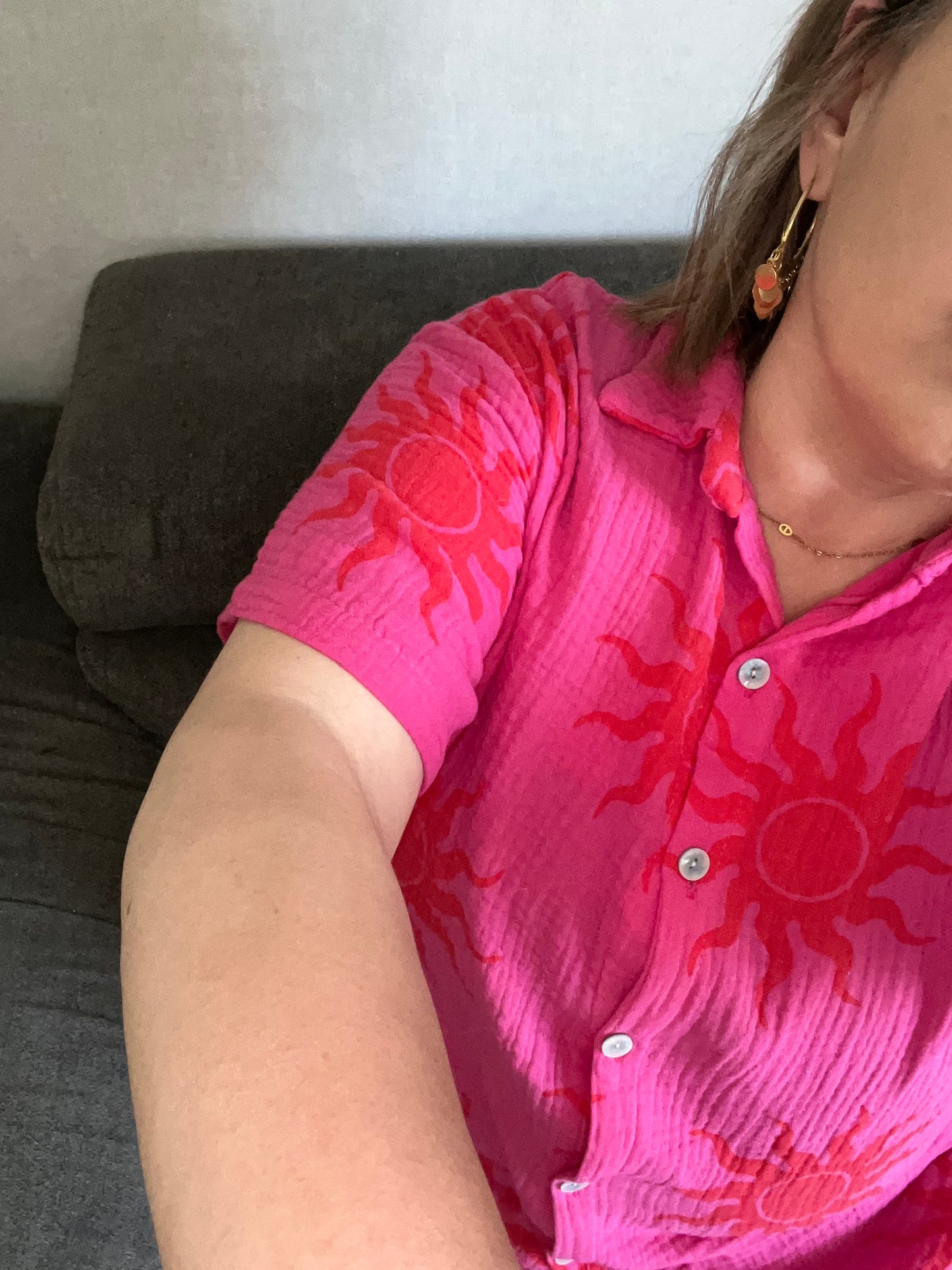 🌞 Chemise “Sunshine Vibes” – Rose Fuchsia & Soleil Rouge (Taille Unique