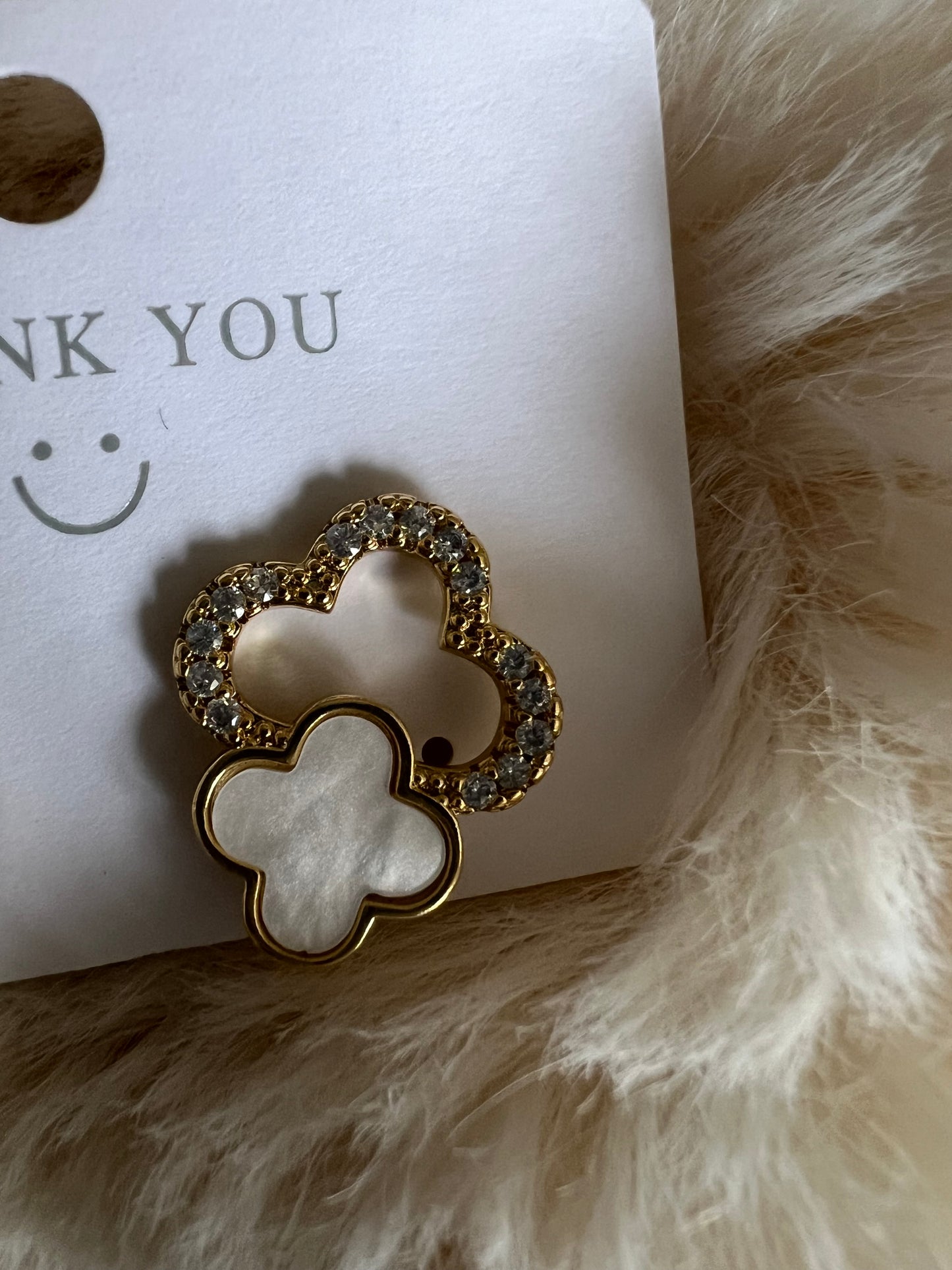 Boucles d’Oreilles Trèfle Croisé – Acier Inoxydable Élégant
