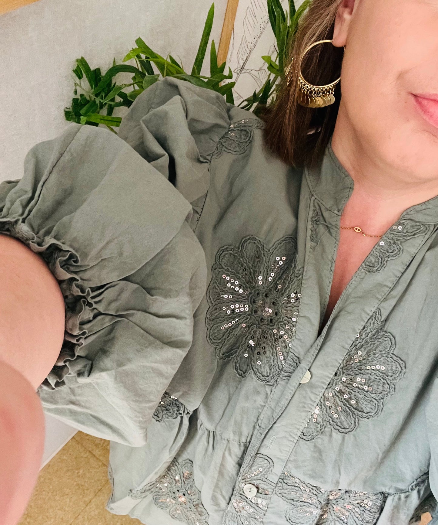 Blouse kaki taille unique à manches bouffantes – broderie fleur et sequins