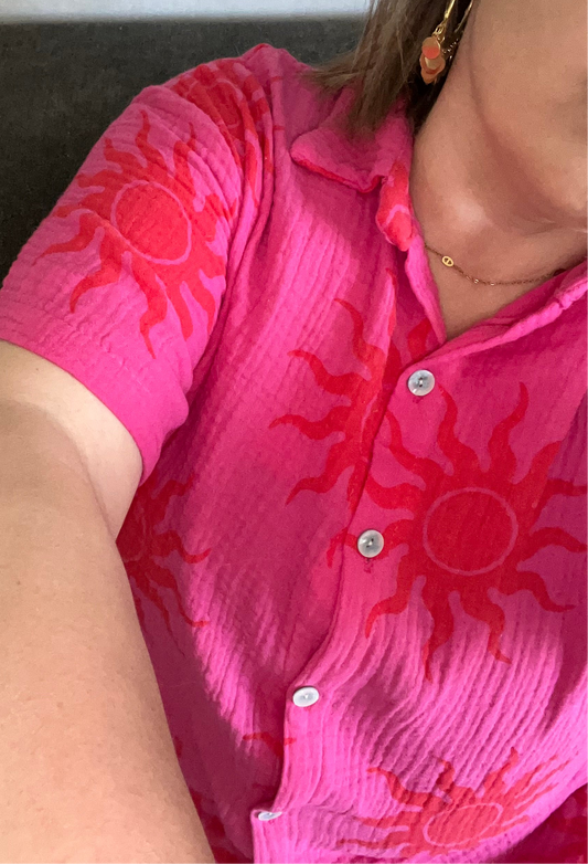 🌞 Chemise “Sunshine Vibes” – Rose Fuchsia & Soleil Rouge (Taille Unique