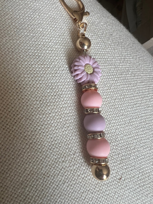 Porte-clés fait main avec perles et fleur rose