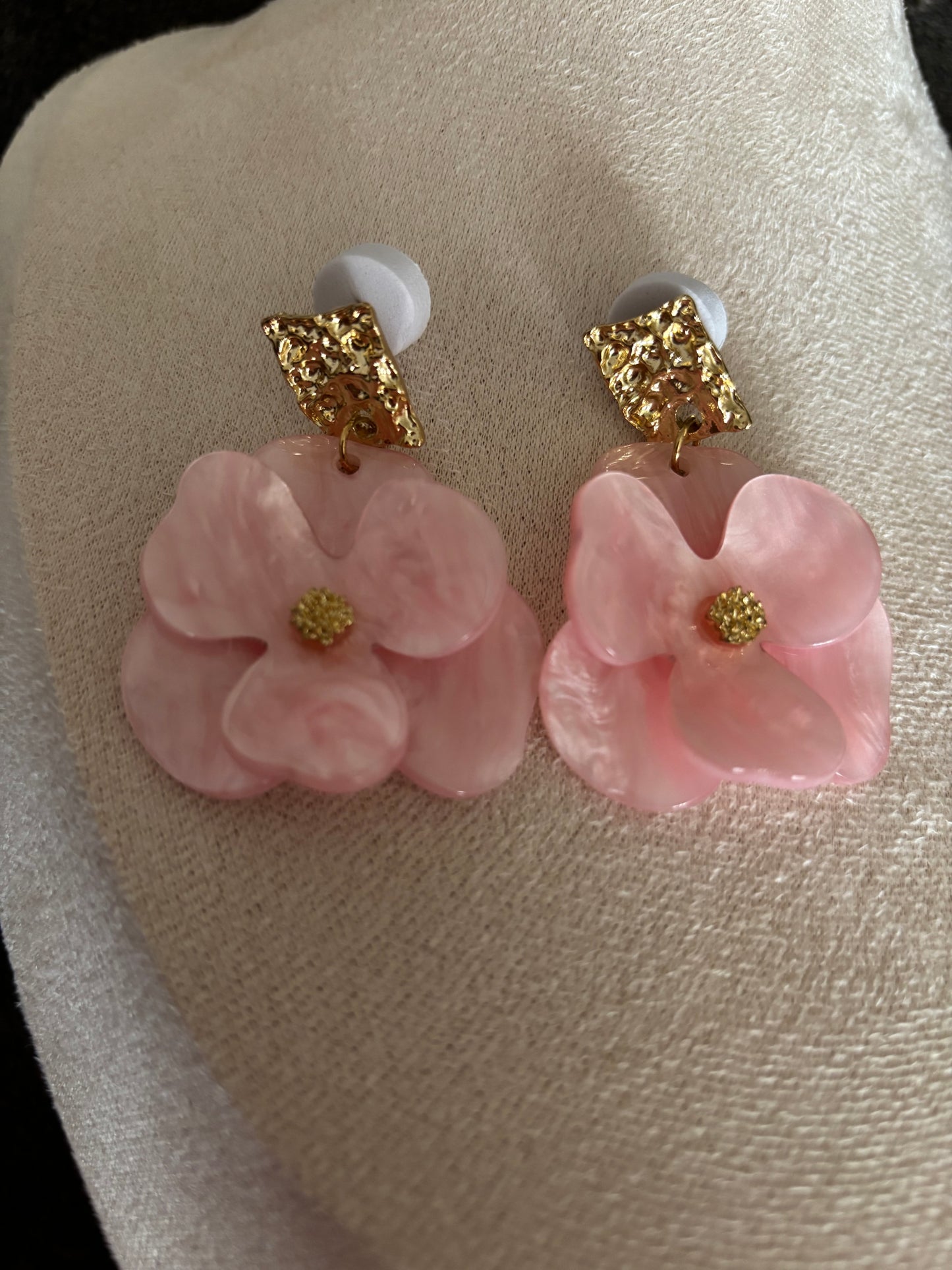 Boucles d’oreilles florales  rose avec finition dorée
