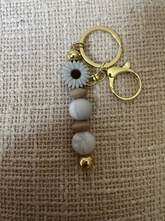 Porte-clés fait main avec perles et fleur grise