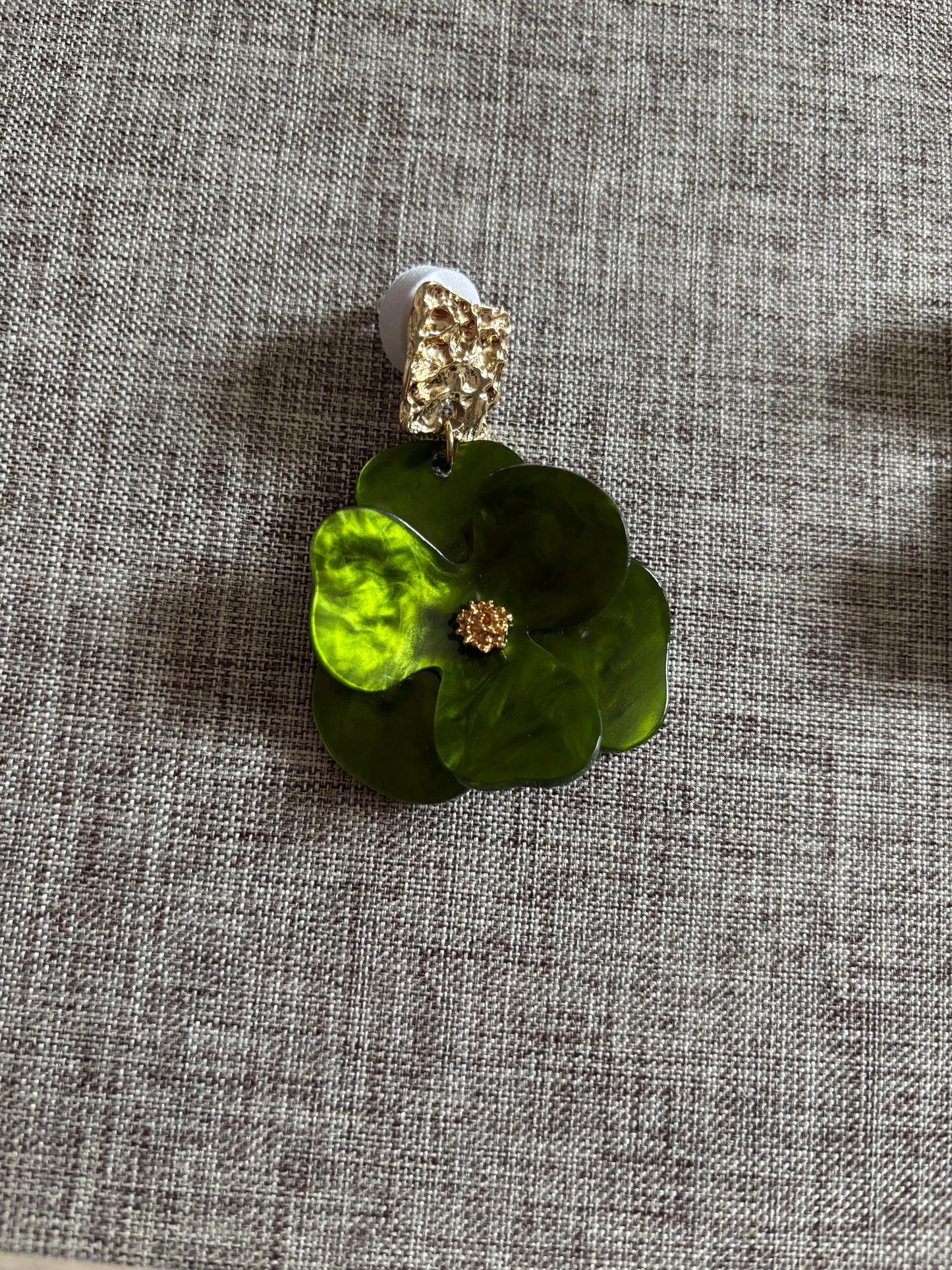 Boucles d’oreilles florales vert émeraude avec finition dorée