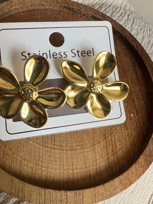 Boucles d’Oreilles Fleur Dorée en Acier Inoxydable – Élégance Florale et Intemporelle