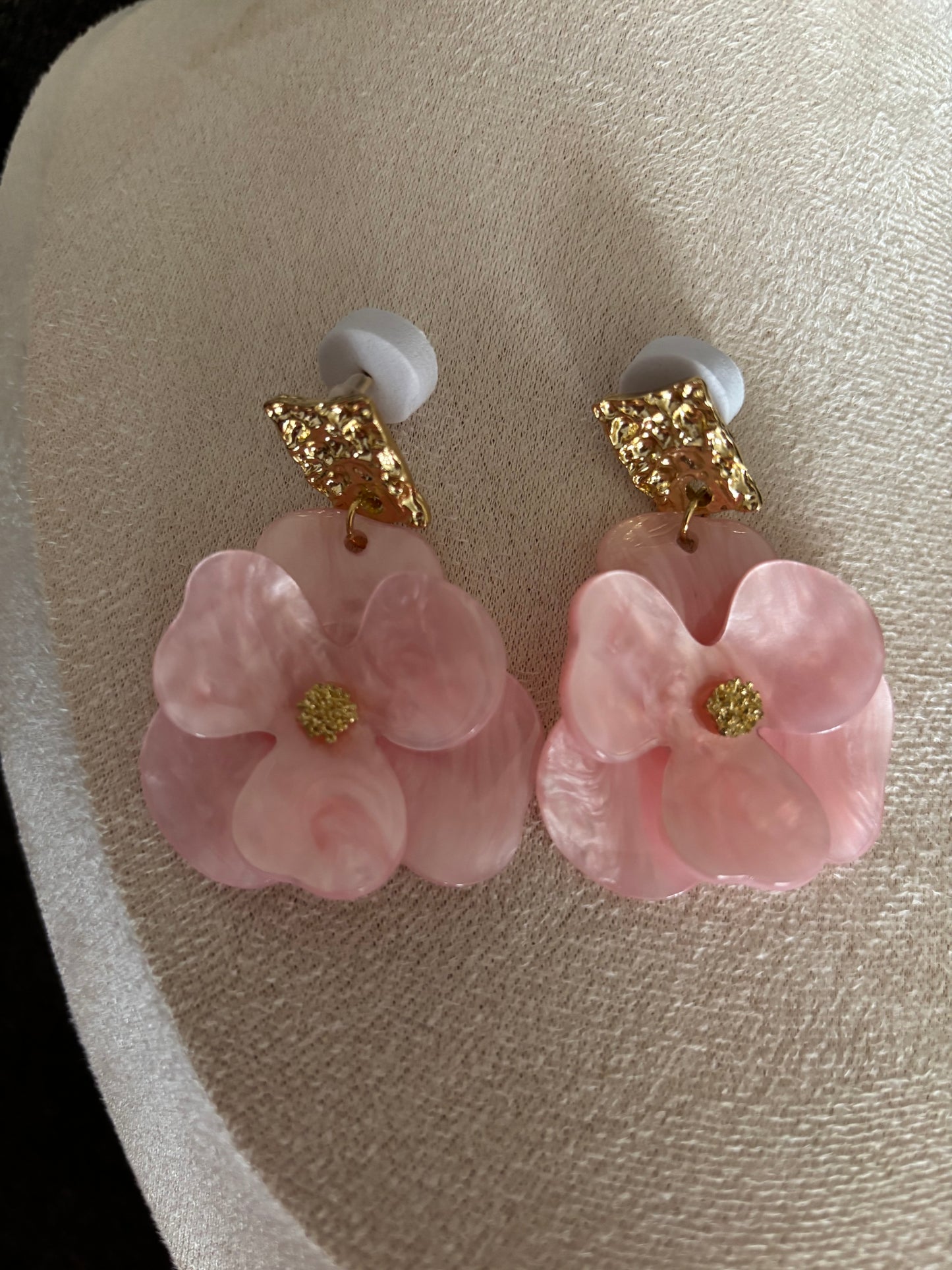 Boucles d’oreilles florales  rose avec finition dorée