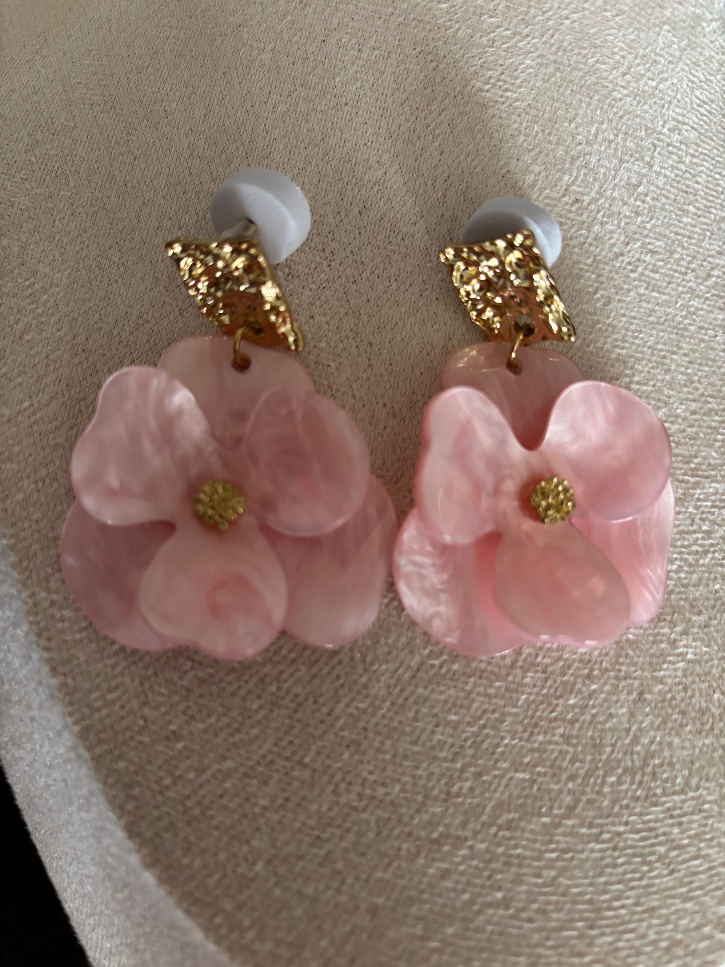 Boucles d’oreilles florales  rose avec finition dorée