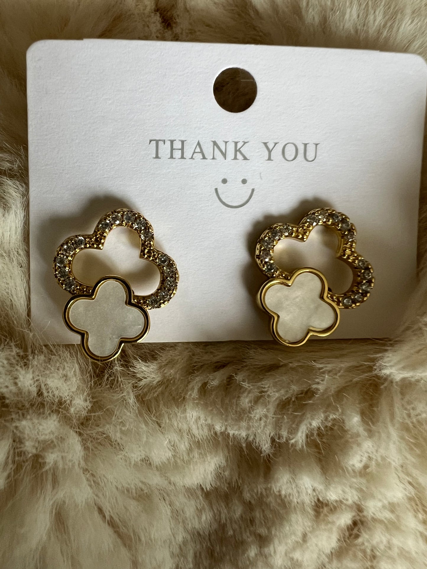 Boucles d’Oreilles Trèfle Croisé – Acier Inoxydable Élégant