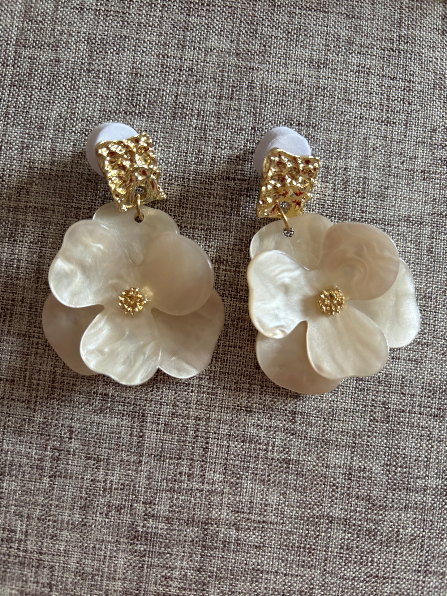 Boucles d’oreilles florales  beiges avec finition dorée