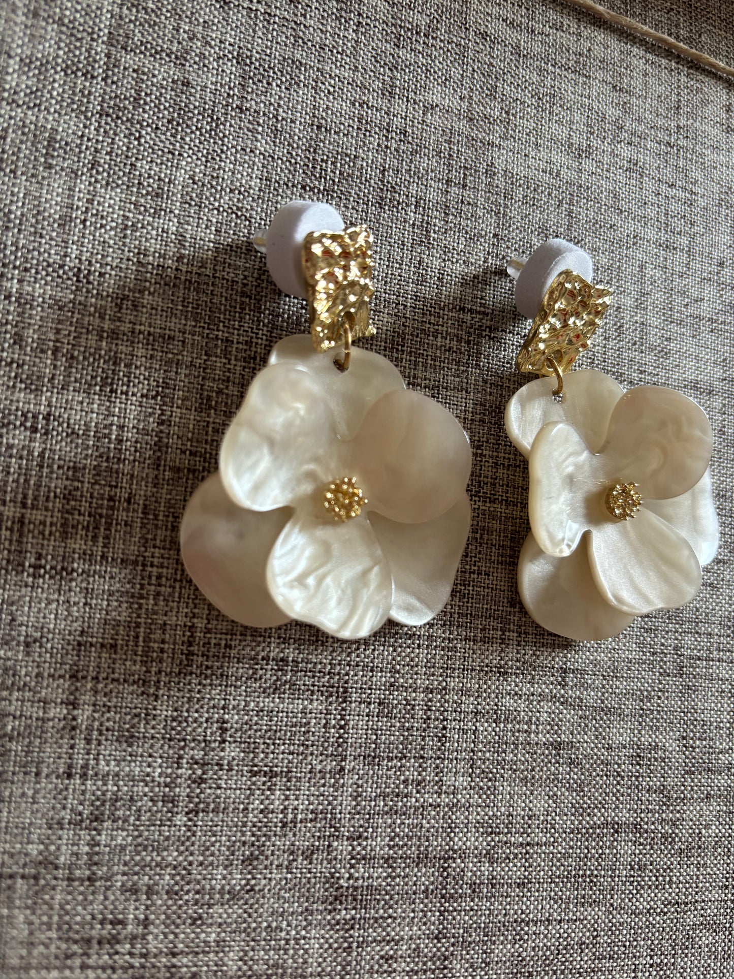 Boucles d’oreilles florales  beiges avec finition dorée