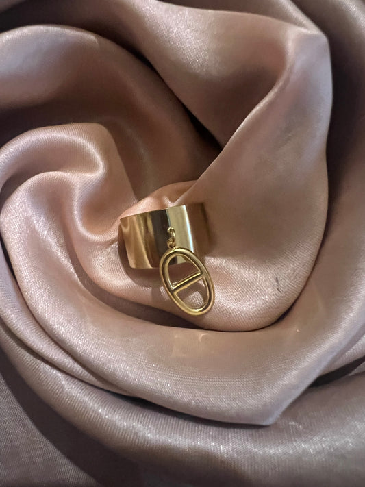 Bague dorée large – Pendentif ovale suspendu